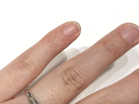 【4℃ BRIDAL(ヨンドシーブライダル)の口コミ】 V字のデザインで右側にダイヤが入っているデザインなので輝いてるのが実感…