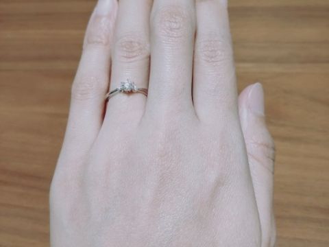 【4℃ BRIDAL(ヨンドシーブライダル)の口コミ】 リングの太さが細めなので、つけたとき華奢な印象になるところが気に入り…