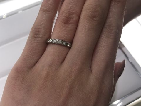 【シャネル(CHANEL)の口コミ】 写真でみたカメリアが気になり試着させてもらいました。写真通りとても可…