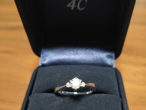 【4℃ BRIDAL(ヨンドシーブライダル)の口コミ】 店員さんとの相談で、緩やかなカーブがいいと思いそのデザインにしました…