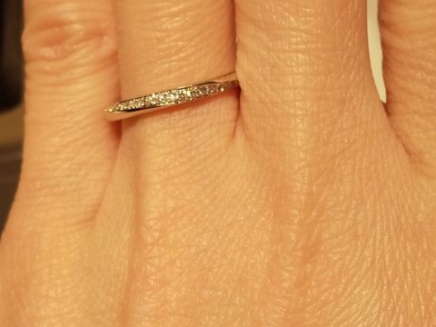 【銀座ダイヤモンドシライシの口コミ】 斜めに並んだダイヤのラインが主張しすぎず上品でした。着け心地も良く、…