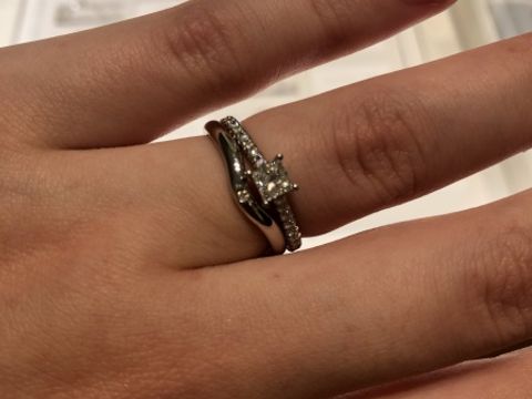 【ティファニー(Tiffany & Co.)の口コミ】 ダイヤがついていること、指にフィットするデザインで選びました。センタ…