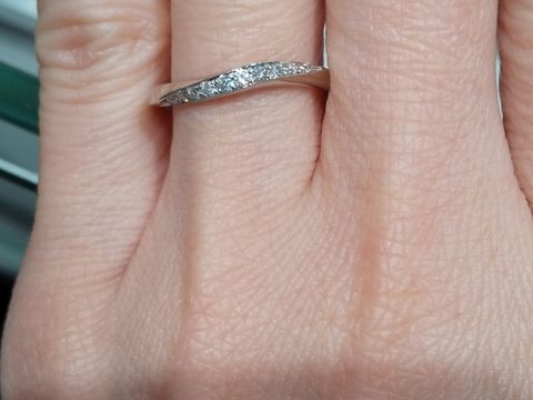 【アイプリモ(I-PRIMO)の口コミ】 指にそってリングに並んでいるダイヤのラインが素敵だと思いました。こだ…