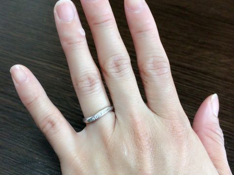 【銀座ダイヤモンドシライシの口コミ】 指が太くて短いため、ある程度長くスッキリ見える指輪を探していました。…