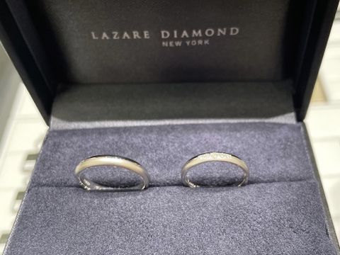 【ラザール ダイヤモンド(LAZARE DIAMOND)の口コミ】 センターラインを境に光沢と艶消しの仕上げを施した遊び心のあるデザイン…