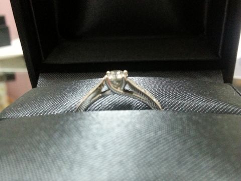 【ラザール ダイヤモンド(LAZARE DIAMOND)の口コミ】 デザインが曲線美の綺麗な指輪で女性らしい指先に見えて素敵でした。横か…