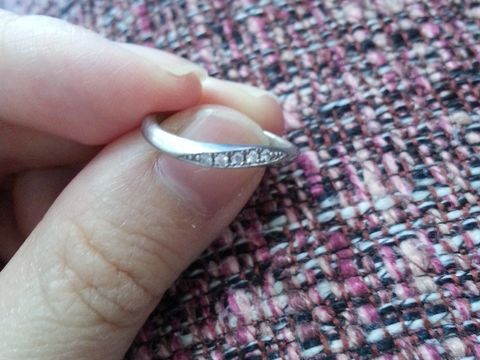 【ラザール ダイヤモンド(LAZARE DIAMOND)の口コミ】 生活をしていても邪魔にならない細身の指輪を探してました。綺麗な曲線美…