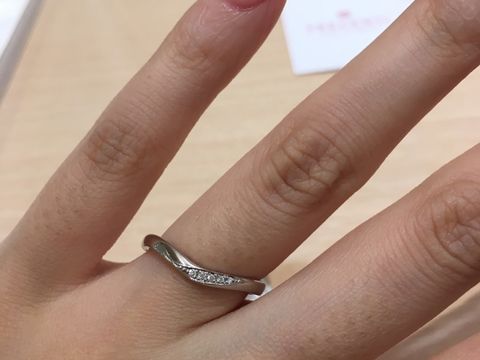 【TRECENTI(トレセンテ)の口コミ】 つけやすい素材とデザインでした。Vデザインが可愛く、指が長く見えるそう…