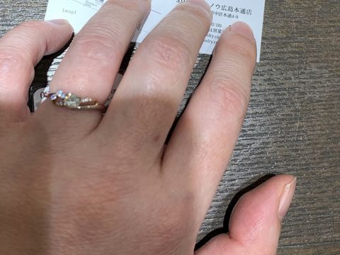 【snow(スノウ)の口コミ】 可愛らしくカジュアルなデザインが多いかなという印象です。ゴールドとプ…