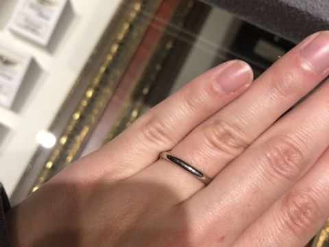 【エクセルコダイヤモンド(EXELCO DIAMOND)の口コミ】 2.75ミリのシンプルな指輪です。オプションで色々つけられるようでミレ打…