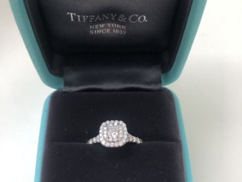 【ティファニー(Tiffany & Co.)の口コミ】 デザインは、センターダイアの周りを小さなダイアが2重で取り囲んでいるデ…