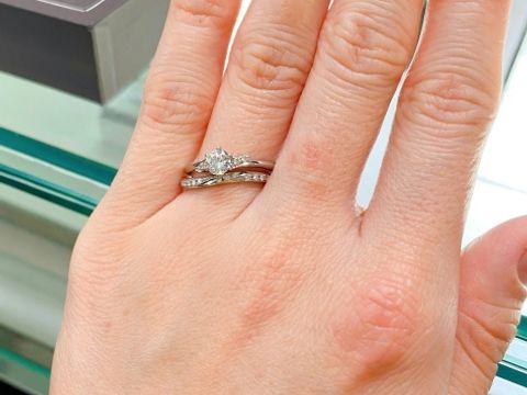 【アイプリモ(I-PRIMO)の口コミ】 細めのリングで、つけ心地も良かったです。
婚約指輪と結婚指輪のデザイン…