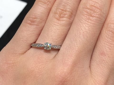 【ティファニー(Tiffany & Co.)の口コミ】 手が小さく指が短いのでリングの幅が狭いものを探していました。このエン…