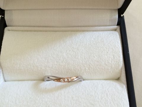 【AMOUR AMULET(アムール・アミュレット)の口コミ】 細身で波形、ピンクゴールドのコンビのリングを探していたところこちらの…
