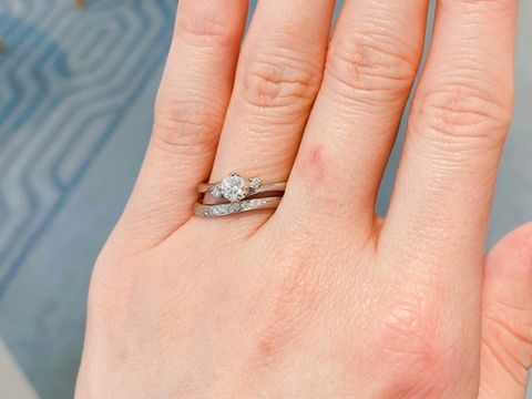 【ヴァンドーム青山(VENDOME AOYAMA)の口コミ】 婚約指輪のダイヤが、より大きく見えるセットリングでした。ウェーブのデ…