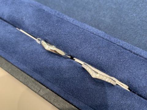 【4℃ BRIDAL(ヨンドシーブライダル)の口コミ】 少しだけキュッとしたVラインが可愛い指輪です。エターナルリングになると…