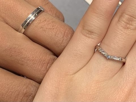 【ケイウノ ブライダル(K.UNO BRIDAL)の口コミ】 可愛らしいVラインで、プラチナも見えるのでとても気に入りました。主人が…