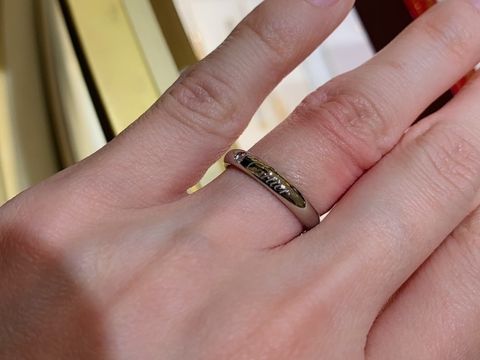 【カルティエ(Cartier)の口コミ】 丸みがあって可愛らしいフォルムに、1石ダイヤがあしらわれており、表面に…