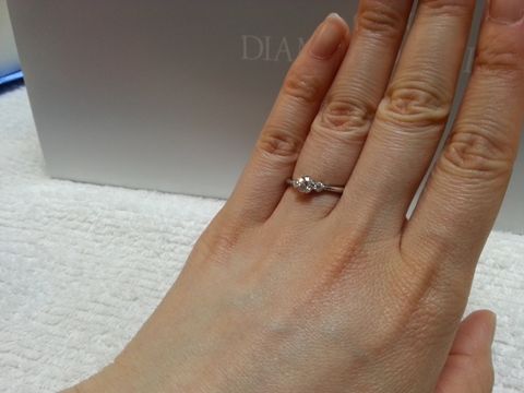 【銀座ダイヤモンドシライシの口コミ】 リボンがモチーフのレガーレというシリーズの婚約指輪。レガーレは「結ぶ …