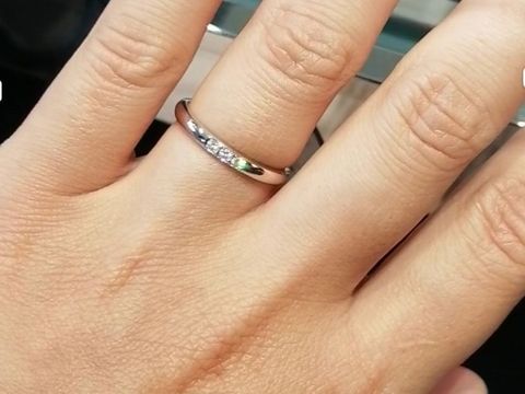 【ラザール ダイヤモンド(LAZARE DIAMOND)の口コミ】 プラチナ素材で、ひとつぶダイヤか3石のデザインで探していましたが、こち…