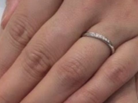 【LUCIE(ルシエ)の口コミ】 この指輪はまっすぐな指輪のデザインの中に、斜め方向にダイヤモンドが埋…