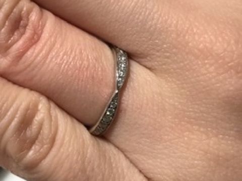 【ティファニー(Tiffany & Co.)の口コミ】 中心に向かって細くなるデザインで、ダイヤモンドが埋め込まれています。…