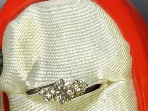 【MIKIMOTO(ミキモト)の口コミ】 中心に大きなダイヤ、その両サイドに中心のダイヤより小さめなダイヤがつ…