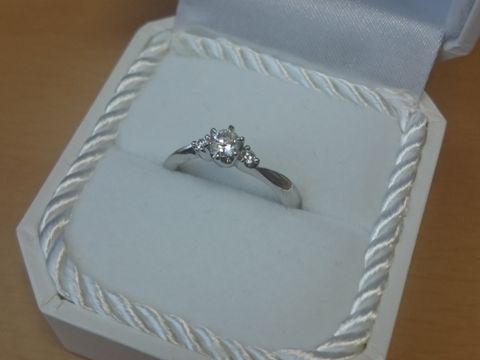 【4℃ BRIDAL(ヨンドシーブライダル)の口コミ】 真ん中の大きなセンターダイヤモンドと、その横にさりげなくついている、…