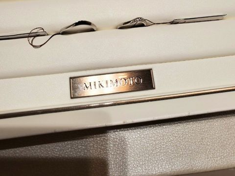 【MIKIMOTO(ミキモト)の口コミ】 まっすぐではなく、カーブしているデザインです。やや尖っているデザイン…