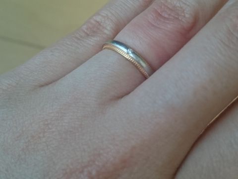 【4℃ BRIDAL(ヨンドシーブライダル)の口コミ】 指輪の縁が特徴的なデザインとなっており、それがとても可愛く決め手とな…