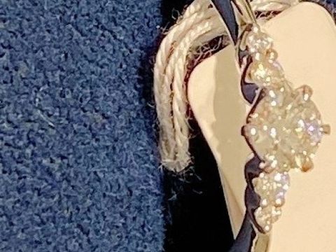 【4℃ BRIDAL(ヨンドシーブライダル)の口コミ】 適度な太さのリングにゆるやかな360°ウェーブで、指を綺麗に見せてく…