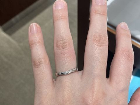 【銀座ダイヤモンドシライシの口コミ】 ウェーブ型とV字のデザインで探していて、買う直前まで悩みました。
他の…