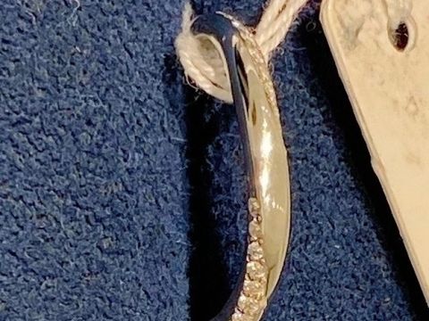 【4℃ BRIDAL(ヨンドシーブライダル)の口コミ】 左右にあるダイヤの２つのラインが、とても気に入りました。婚約指輪と合…