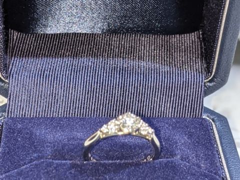 【銀座ダイヤモンドシライシの口コミ】 周りにメレダイヤがあることでよりダイヤモンドが大きく見えるとこや、人…