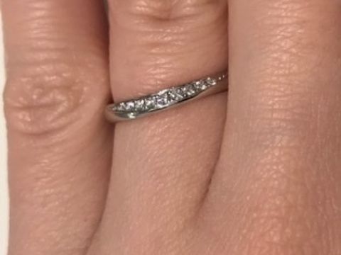 【ROYAL ASSCHER(ロイヤル・アッシャー)の口コミ】 まっすぐなデザインの指輪にダイヤモンドが埋め込まれています。チューリ…