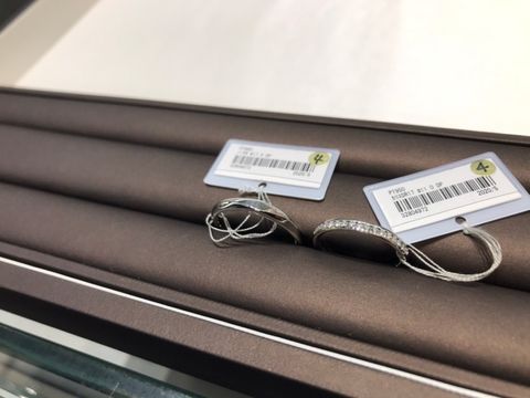 【アイプリモ(I-PRIMO)の口コミ】 左のリングは独特なカットでシンプルながらも存在感があります。右のリン…