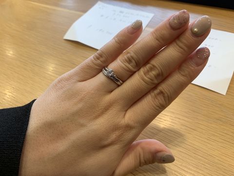 【TOMOE(トモエ)の口コミ】 ウェーブしているので指が綺麗に見えます。メレダイヤもついているので派…