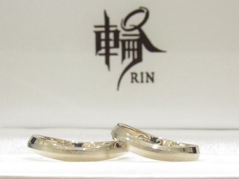 【輪-RIN-の口コミ】 余り他の人が身につけてないゴールドタイプにしました。主張し過ぎず、し…