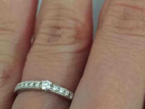 【エクセルコダイヤモンド(EXELCO DIAMOND)の口コミ】 エタニティリングと同時にマリッジリングも選びました。
サンドリヨンとい…