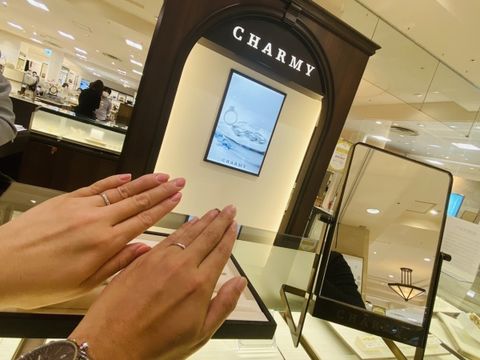 【CHARMY(チャーミー)の口コミ】 指が綺麗にみえるウェーブのデザインのものがとても素敵でした。内側が丸…