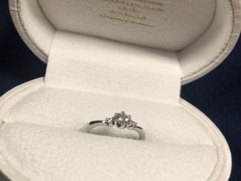 【Foulason(フレゾン)の口コミ】 V字型のリングを希望しており、様々なブランドの試着を行いました。つけ比…