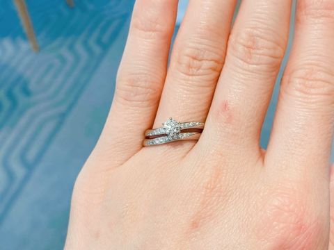 【ヴァンドーム青山(VENDOME AOYAMA)の口コミ】 婚約指輪と結婚指輪をセットで着けた時の、流れるような2本のダイヤのライ…