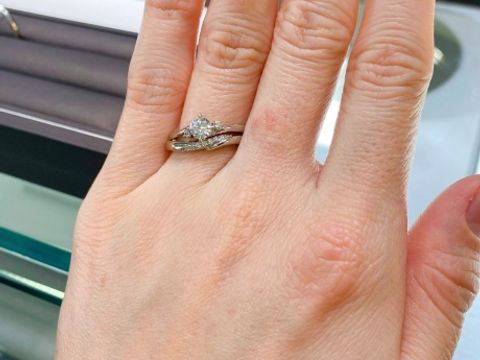 【アイプリモ(I-PRIMO)の口コミ】 存在感のあるリングで、何年もつけられるリングだと思いました。
婚約指輪…
