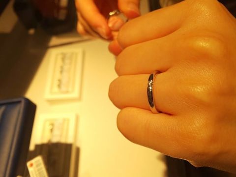 【銀座ダイヤモンドシライシの口コミ】 中央にダイヤモンド1石が留められているタイプのリングですが、ツメではな…