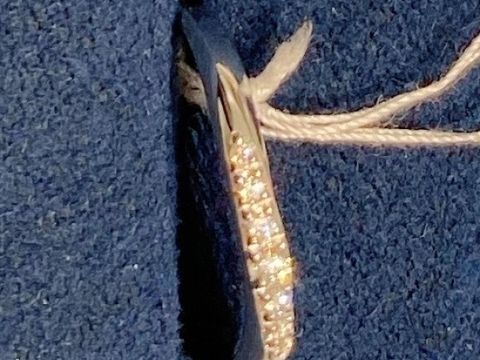 【4℃ BRIDAL(ヨンドシーブライダル)の口コミ】 星をイメージしたリングで、煌めきが素敵でした。
適度なリングの太さで、…