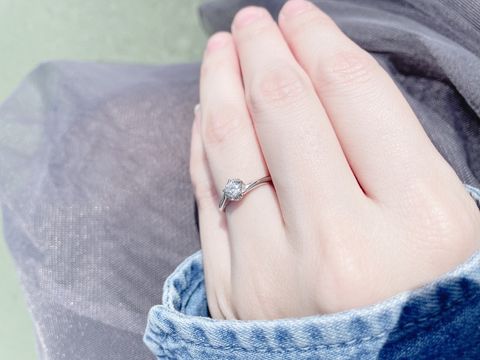 【銀座ダイヤモンドシライシの口コミ】 ダイヤモンドの大きさ、質などの丁寧な説明と
セミオーダーで好きなダイヤ…