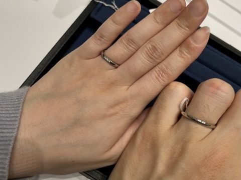 【4℃ BRIDAL(ヨンドシーブライダル)の口コミ】 ブランドイメージも大人な落ち着いた印象がありました。
シンプルなデザイ…