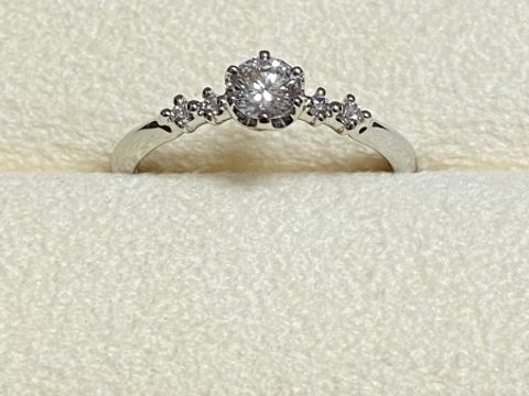 【PORTADA(ポルターダ)の口コミ】 ストレートのデザインでダイヤが大きすぎず、小さなダイヤがいくつかつい…