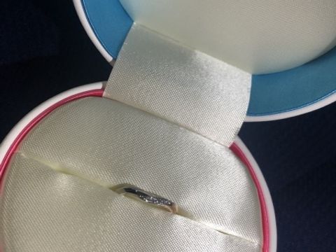 【COCKTAIL(カクテル)の口コミ】 V字で細めのリングとなっており、つけ心地も違和感全くなく華奢に見える指…