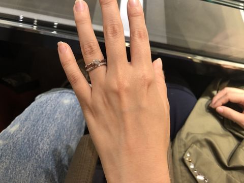 【アイプリモ(I-PRIMO)の口コミ】 シンプルに見えるけれど、ダイヤの両サイドに小さめのダイヤが付いていて…